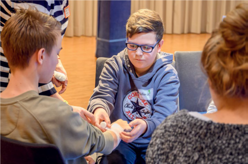 Das von WorldSkills Germany initiierte Berufsorien-tierungsprojekt „Entdecke deine Talente“ hilft Schüler/innen der achten Klassen dabei, die eigenen Stärken und Interessen zu erkunden. An jeweils sechs verschiedenen Kompetenzstationen lernen die Schüler/innen verschiedene Berufe kennen und können sich praktisch darin ausprobieren. Dies hilft ihnen auch dabei, Berufe kennenzulernen, die sie aus ihrem Umfeld nicht kennen und so ihren Horizont zu erweitern. Im Gespräch mit den Partnerunternehmen an den jeweiligen Stationen können sie außerdem ihre eigenen Berufsvorstellungen abgleichen und hinterfragen.