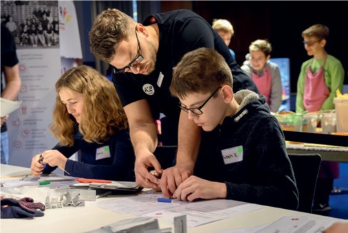 Das von WorldSkills Germany initiierte Berufsorien-tierungsprojekt „Entdecke deine Talente“ hilft Schüler/innen der achten Klassen dabei, die eigenen Stärken und Interessen zu erkunden. An jeweils sechs verschiedenen Kompetenzstationen lernen die Schüler/innen verschiedene Berufe kennen und können sich praktisch darin ausprobieren. Dies hilft ihnen auch dabei, Berufe kennenzulernen, die sie aus ihrem Umfeld nicht kennen und so ihren Horizont zu erweitern. Im Gespräch mit den Partnerunternehmen an den jeweiligen Stationen können sie außerdem ihre eigenen Berufsvorstellungen abgleichen und hinterfragen.
