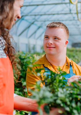 Nach Berechnungen des DGB gab es seit 2009 geringe Fortschritte bei inklusiven Ausbildungsmaßnahmen der Bundes­agentur für Arbeit. Der Anteil für junge ­Menschen mit Behinderungen stieg von 15 % im Jahr 2009 auf 17 % im Jahr 2023 – eine marginale Verbesserung seit der UN-Behindertenrechtskonvention.