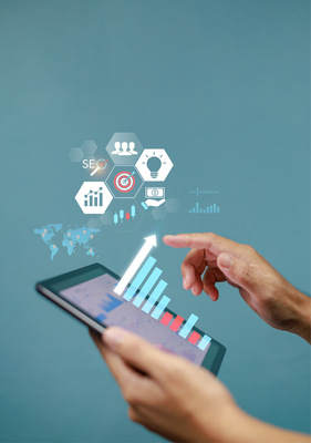 Bei der Integration von KI spielen Datenschutz und Regulierung eine zentrale Rolle sowie ethische Aspekte. Bildungspolitisch müssen Curricula, Prüfungs- und Ausbildungsverordnungen an eine von KI geprägte Arbeitswelt angepasst werden. Gleichzeitig bleibt trotz aller technologischer Fortschritte die Förderung menschlicher Kompetenzen von ent­scheidender Bedeutung, um Lernende ganzheitlich auf die Anforderungen der modernen Arbeitswelt vorzubereiten.