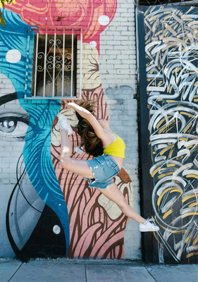 86 % der deutschen Unternehmen kämpfen um Talente – damit führt Deutschland das weltweite Ranking beim Fachkräftemangel an. Bis 2030 könnten bis zu 5 Millionen Fachkräfte fehlen und jährlich über 80 Milliarden Euro durch unbesetzte Stellen verloren gehen. Besonders betroffen sind Branchen wie Energie, Gesundheitswesen und IT. Umso wichtiger erscheint es daher, den Blick über den Tellerrand zu wagen und neue Wege in der Ausbildung zu gehen.