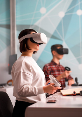 Neue Wege dürfen durchaus Spaß machen: Ansätze wie Virtual Reality und Gamifi­cation machen Lernen unterhaltsamer und motivierender — daher finden diese Elemente zunehmend Einzug in Ausbildung und Weiterbildung. Denn: Spielerische Komponenten steigern nachweislich die Lernmotivation und fördern das Durch­haltevermögen, wodurch sie das traditionelle Lernen sinnvoll ergänzen.