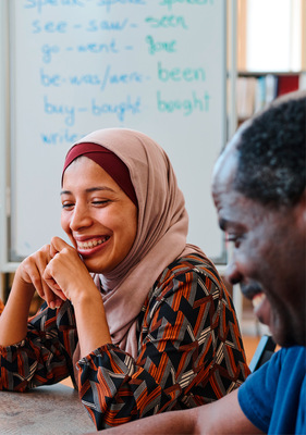 Brücken bauen: Das Potenzial geflüchteter Menschen für den deutschen Arbeitsmarkt wird zunehmend anerkannt. Unternehmen sammeln immer mehr praktische Erfahrungen bei ihrer Beschäftigung und bewerten diese mehrheitlich positiv: Rund 55 % der Teilnehmenden einer Befragung berichteten von überwiegend guten Erfahrungen, nur 6 % äußerten sich negativ.