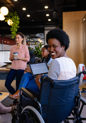 Nicht nur Talente entscheiden über Bildungs- und Berufschancen, sondern vor allem soziale Kontexte. Das zeigt ein neues Themenheft der Fachzeitschrift „Social Inclusion“ unter BIBB-Beteiligung. Die Forschung belegt: Bildungssysteme, Arbeitsmärkte und regionales Umfeld strukturieren Bildungsverläufe maßgeblich. Besonders vulnerable Gruppen wie Geflüchtete oder Menschen mit Behinderungen sind von strukturellen Faktoren und regionalen Disparitäten betroffen.