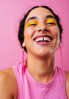 Die Trendstudie „Jugend in Deutschland 2025“ zeigt: Junge Menschen bewegen sich in einem Spannungsfeld zwischen privater Zuversicht und politisch-gesellschaftlicher Enttäuschung: Nur 12 % vertrauen z. B. der Bundesregierung, dass sie das richtige tut. Und — entgegen allen Vorurteilen — zeigt die Jugend eine hohe Leistungsbereitschaft (81% Vollzeitquote), deutlich mehr als ältere Generationen. Ihre Resilienz beeindruckt zudem: 65 % blicken optimistisch auf ihre persönliche Zukunft.