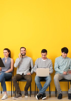 Alarmierend: Jede*r fünfte Schüler*in will nach der Schule erst arbeiten, statt eine Ausbildung zu beginnen. Das zeigt die Studie „Ausbildungsperspektiven 2025“ der Bertelsmann Stiftung. Besonders Jugendliche mit niedriger Schulbildung sind betroffen — sie glauben oft nicht daran, einen Ausbildungsplatz zu bekommen, obwohl viele Plätze unbesetzt bleiben. Die Studie warnt vor steigender Quote Ungelernter und fordert passgenaue Unterstützung beim Übergang.