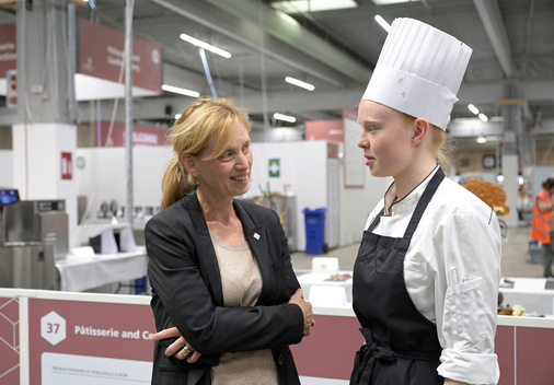 Bundesministerin Karin  Prien im Gespräch mit Konditorin Olivia Hänsig (Gold)