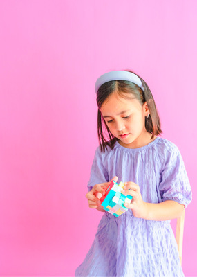 Technologische Zukunftskompetenzen bezeichnen spezialisierte Fachexpertise an der Spitze der Kompetenzpyramide, die ­für Wirtschaft und Wettbewerbsfähigkeit zentral ist. Die sechs Bereiche umfassen: Data Science & Analytics, Autonomous Systems & Robotics, Cloud Development ­& Operations, Cybersecurity, AI Engineering sowie Change Management & AI Leader­ship. Sie ermöglichen Entwicklung und verantwortungsvolle Nutzung kom­plexer technologischer Systeme. Der ­Fokus liegt auf KI-Entwicklung und Cyber­sicherheit — Ressourcen, die am Arbeitsmarkt besonders gefragt sind.