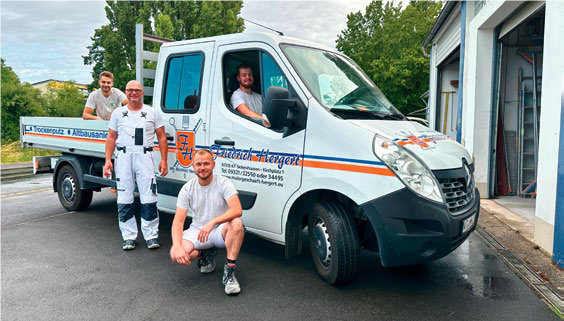 Das Team von Malermeister Manfred Hergert aus Kitzingen ist auch in der zehnten Stunde noch voll konzentriert bei der Sache — der Betrieb hat die Vier-Tage- Woche vor zwei Jahren eingeführt.