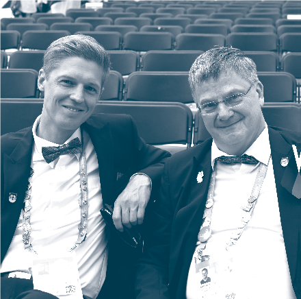 <p>Mentaltrainer Dr. Tom Kossak (l.) und Bundestrainer Dr. Olaf Kappler (r.) vor der Siegerehrung der EuroSkills 2023 in Danzig.</p> - © Martin Klindtworth