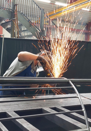 1  Der Funke springt über: Azubi Leon bei der Arbeit.