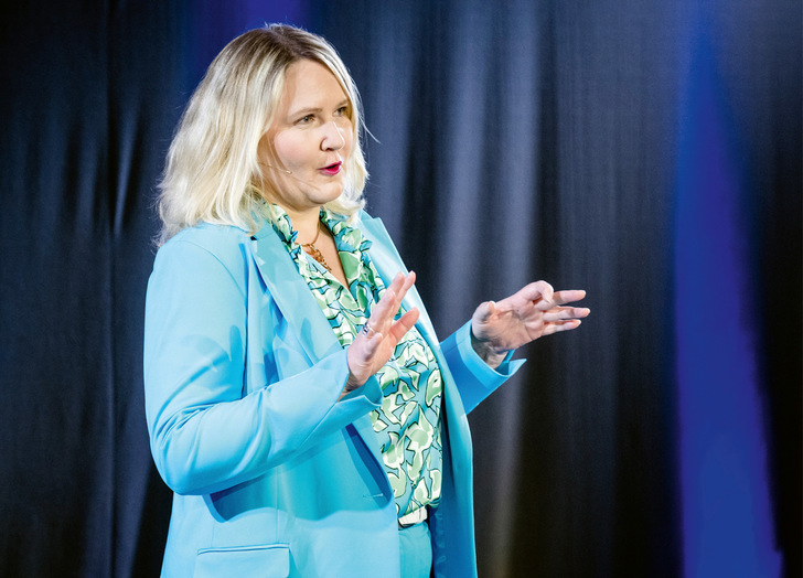 1  Nach einem schweren Verkehrsunfall im Jahr 2005 kämpfte sich Marlene Marks selbst zurück ins Berufsleben. Heute ist sie Inklusionsmanagerin.