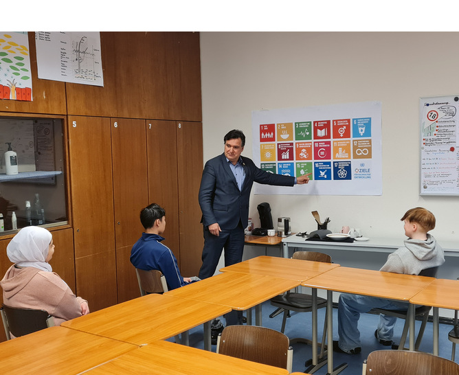 1 Poster an den Wänden der BBS 1 Uelzen zeigen die 17 Nachhaltigkeitsziele.