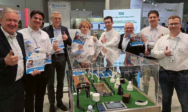 Startschuss für die „New Automation Challenges“: Vorstand und Präsidium des New Automation e. V. gaben auf der Hannover Messe 2025 gemeinsam mit Schülern von Bildungspartnern den Auftakt für die Wettbewerbe.