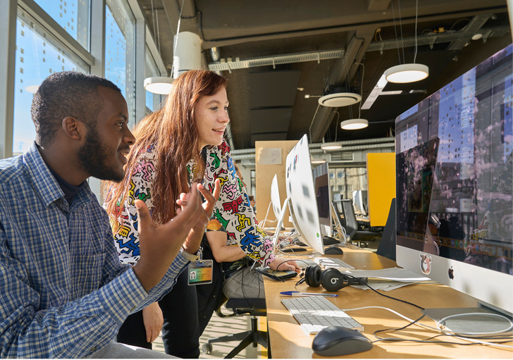 42 Wolfsburg vernetzt Bildung und Wirtschaft: Unternehmen schätzen das praxisnahe Mindset der Absolvent*innen und können durch Partnerschaften frühzeitig Talente rekrutieren.