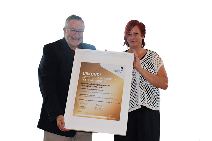 Das Bethanien Bildungszentrum in Chemnitz ist nun offizielles Leistungszentrum im Berufsfeld Pflege – ein bedeutender Schritt für die Stärkung der Pflegebildung und die Förderung exzellenter Nachwuchskräfte.