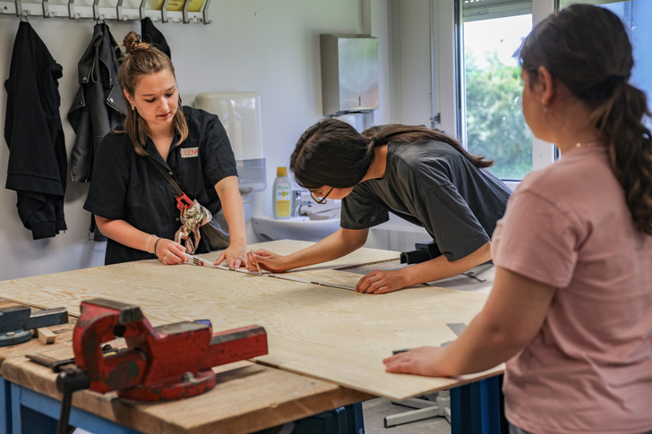 Unter dem Motto „Niemand ist zu jung, Veränderung zu gestalten“ bringen Jugendliche ihre Ideen ein und entwickeln gemeinsam kreative Lösungen für ihre Schule.