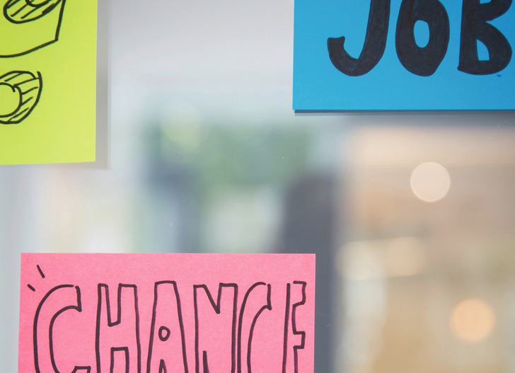 Insbesondere Schüler*­innen mit niedrigem Bildungsniveau tendieren dazu, nach der Schule zunächst auf eine Ausbildung zu verzichten und ohne formale Qualifikation zu arbeiten.