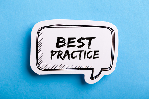 Sprechblase mit der Aufschrift „BEST PRACTICE“ auf blauem Hintergrund. - © christianchan - stock.adobe.com