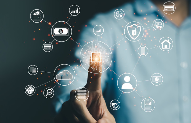 Eine Person berührt eine digitale Schnittstelle mit Symbolen, die Sicherheit, Finanzen, Cloud und Datenkonnektivität darstellen. - © Thapana_Studio - stock.adobe.com