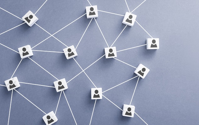 Symbole von Personen, die durch Linien auf grauem Hintergrund verbunden sind und ein soziales Netzwerk symbolisieren. - © REDPIXEL - stock.adobe.com