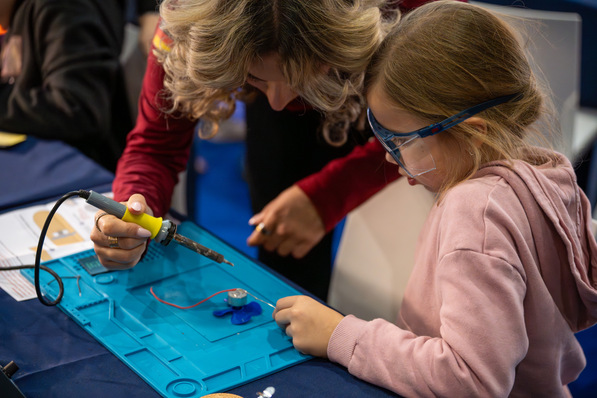 1 – 3  Zum Projektauftakt wurde Schüler*innen in Stuttgart eine Plattform geboten, um zu lernen, zu experimentieren und ihr Interesse an MINT-Berufen zu wecken.
