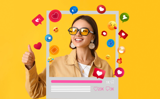 Frau mit Sonnenbrille und Ohrringen auf gelbem Hintergrund, umgeben von schwebenden Social-Media-Symbolen. - © Pixel-Shot - stock.adobe.com