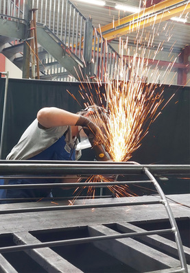 1  Der Funke springt über: Azubi Leon bei der Arbeit.