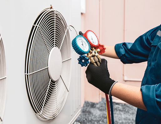 Techniker überprüft eine Klimaanlage mit Druckmessgeräten. - © Bild: AdobeStock