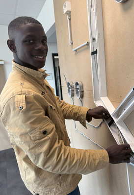 1 Unter Anleitung deutscher Experten vertiefen die Teilnehmenden ihr Fachwissen ­in Schweißtechnik und Elektroinstallation. 