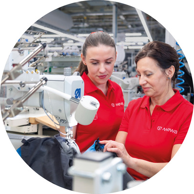 1  Das Textil-Service-Unternehmen Mewa möchte die Kreislaufwirtschaft im Bereich Textilien mit vorantreiben. So widmet es sich mit mehreren Partnern der Möglichkeit eines chemischen Recyclings von Polyester aus Fasermischungen zurück in wiederverwend­bare Fasern.