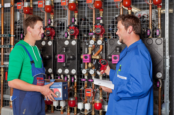 1  Bis 2030 sollen Schulen, Universitäten und Ausbildungsstätten weltweit Nachhaltigkeit fest in ihre Programme einbauen.