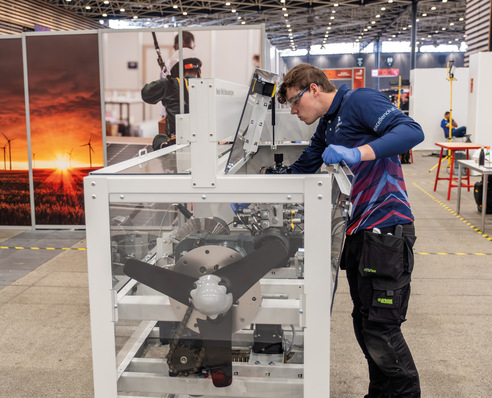 1 + 2  Danny McBean aus Großbritannien bei der Fehlersuche und Wartung einer Windkraft­anlage.