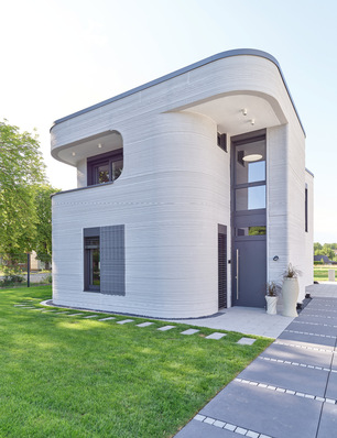 1 – 3  Gerade einmal 100 Stunden Druckzeit benötigte der Bau des ersten 3D-Hauses Deutschlands im Jahre 2020, oder besser: der Druck, bis ­das zweistöckige Haus mit seinen insgesamt 160 Quadratmetern Wohnfläche im nordrhein-westfälischen Beckum fertig war. 