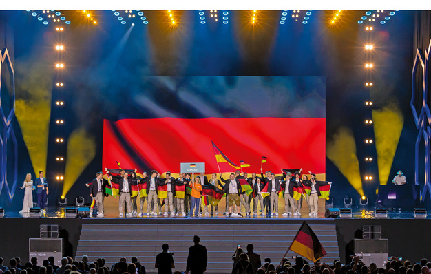  Auch bei den EuroSkills in Hern­ing wird das Team Germany zur Er­öffnung jubelnd auf der großen Bühne begrüßt werden.