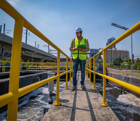 Die digitale Vor- und Nachbereitung von Arbeitssituationen wird ­mithilfe ­des Projekts AZUKIT bald Teil der Ausbildungsrealität für Umwelttech­nolog*­innen in der Abwasserwirtschaft.