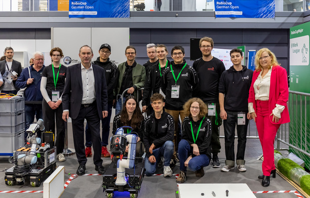 1 Bei den RoboRup German Open 2025 präsentierte das Team AutonOHM seinen Roboter dem bayerischen Staatsminister für Wirtschaft, Landesentwicklung und Energie Hubert Aiwanger.