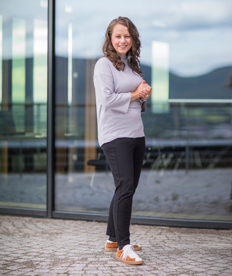 Ina Schöne betont, dass es bei KI-Kompetenz weniger um technisches Detailwissen geht als vielmehr um ein gesundes Urteilsvermögen im Umgang mit KI-Technologien.