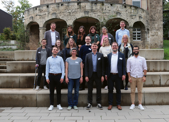 Auf der Basis einer umfassenden Bedarfs­analyse hat das interdisziplinäre Projektteam von KI B³ praxisnahe Lernmaterialien zum Thema KI entwickelt. 