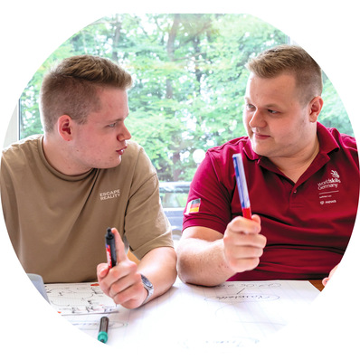 Fliesenleger Luis Brauner arbeitete mit seinem Bundestrainer Marcel Beyer beim Vorbereitungstreffen des Team Germany seinen weiteren Trainingsplan aus. 