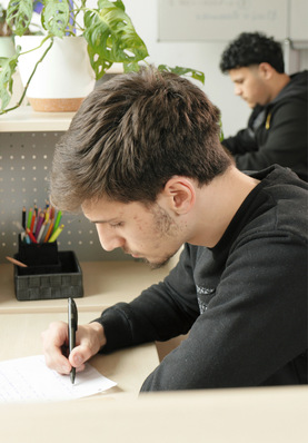 Voll konzentriert: Die individuellen Schreibtische bieten Platz für die Einzelarbeit.