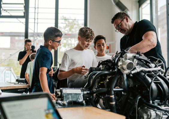 Schüler*innen erhalten in der VDI GaraGe einen praktischen Zugang zum jeweiligen Beruf.
