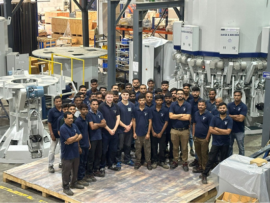 Nick Pabst (in der Mitte links, Auszubildender zum Elektroniker für Betriebstechnik) und Bilal Toplu (in der Mitte rechts, Auszubildender zum Mechatroniker) von Haver & Boecker oHG in Oelde im Praktikum bei der indischen Tochtergesellschaft Haver & Boecker India Pvt. Ltd. in Vadodara, Gujarat.