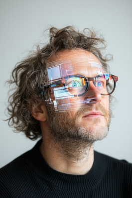 Die Expertin Cornelia Daheim geht davon aus, dass digitale Technologien und besonders Künstliche Intelligenz in nahezu allen Berufs­bildern eine Rolle spielen werden.