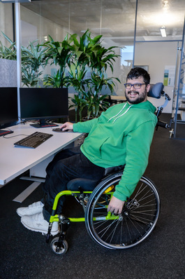 Vom Azubi zum wichtigen Teamplayer im E-Commerce — Julian Stolz fühlt sich bei AfB bestens integriert. „Ich kann mich hier voll einbringen. Meine Behinderung schränkt mich nicht ein — ich habe alles, was ich brauche, um erfolgreich und selbstbestimmt zu arbeiten.“